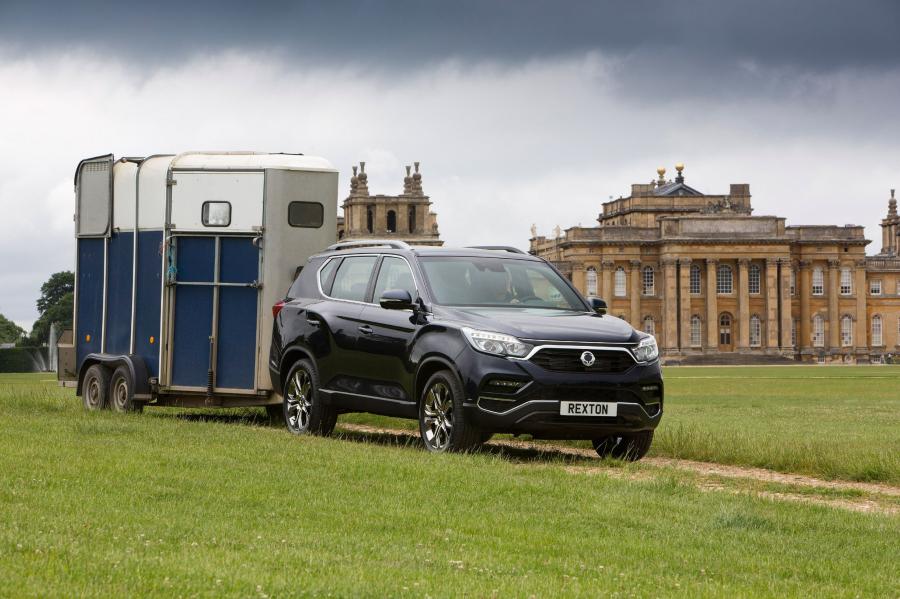  SsangYong Rexton Ultimate 2017 года  (UK) (фото 7 из 12)
